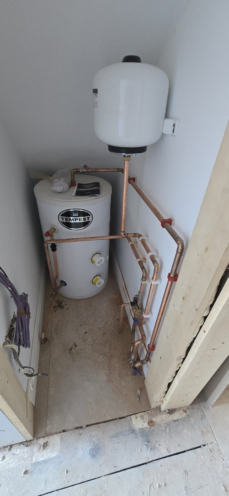 Hot water cylinder installation