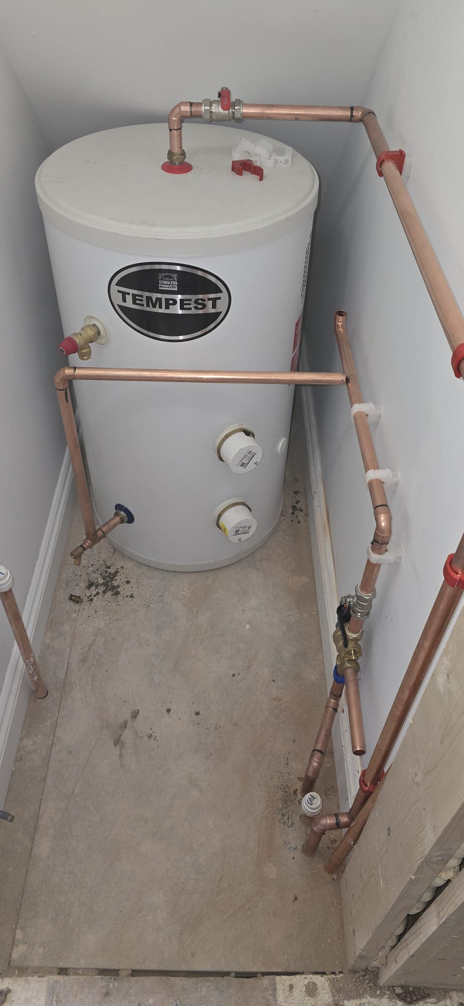 Hot water cylinder installation