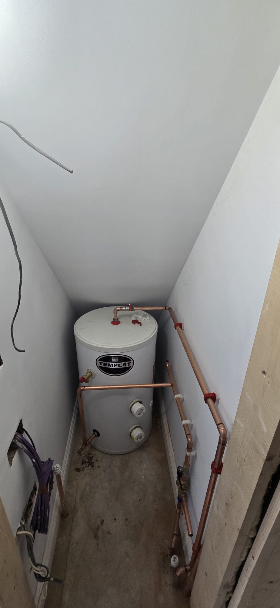 Hot water cylinder installation